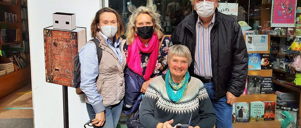 La autora Marianne Loable, en la mesa de firmas instalada ante la librería Códex de Orihuela. | INFORMACIÓN