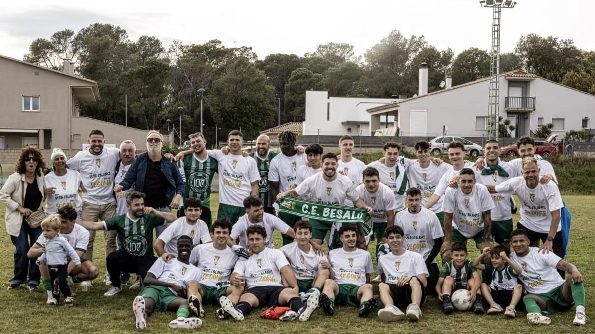 El Besalú, dirigit per Nil Congost, celebra l'ascens a Segona Catalana.