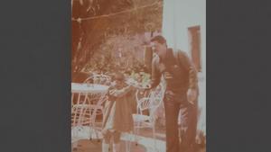Joana con su abuelo, Manolo Vital