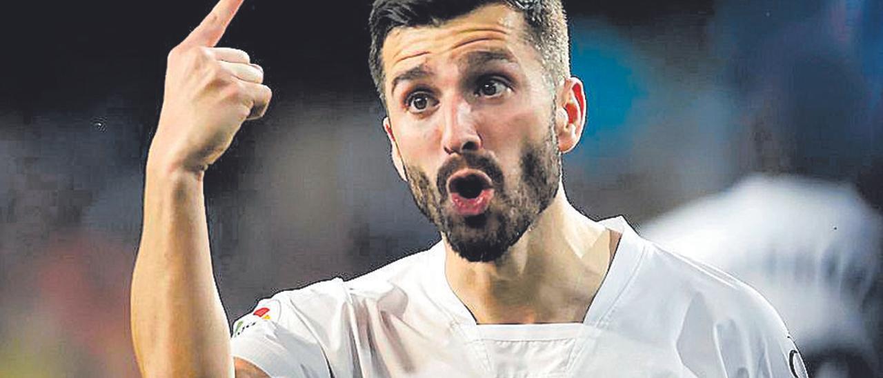 Gayà, protestando en un partido