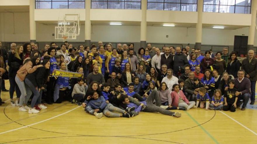 Foto de familia del Asisa Alhaurín el pasado sábado en el Blas Infante, tras confirmarse el descenso de categoría.