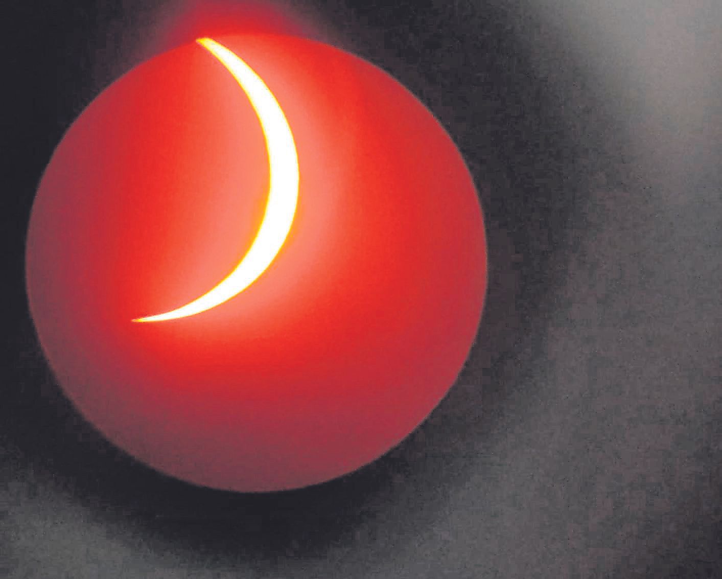 La luna oculta casi por completo al sol, a través de un telescopio.