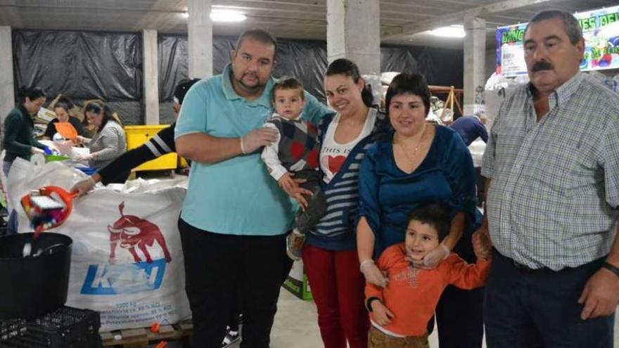 Efraín (padre de Evelyn), Gilber y su madre Mónica, y Rubén con su madre y su abuelo.