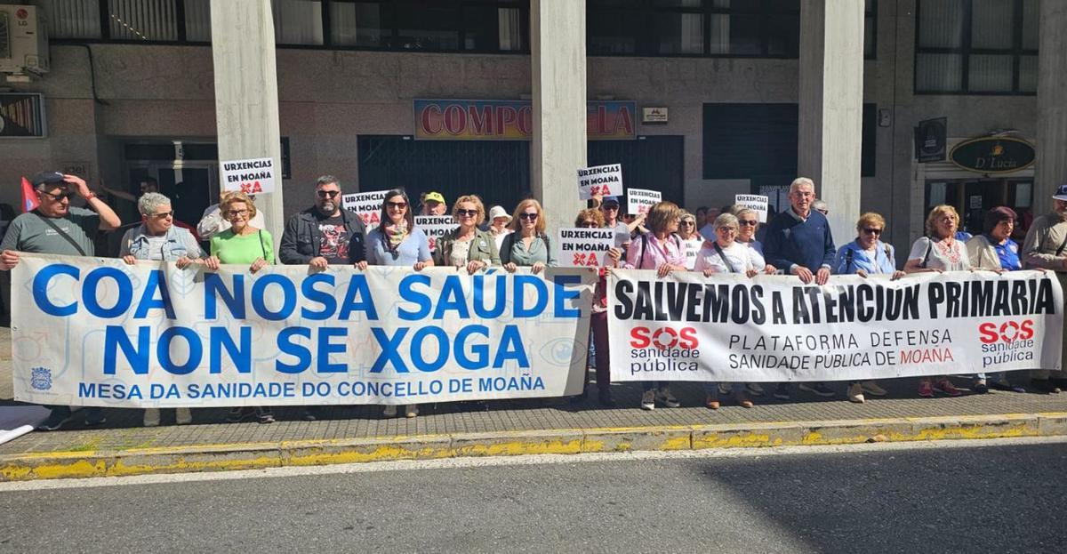 La Mesa da Sanidade de Moaña, ayer, en la concentración delante del Parlamento de Galicia en Santiago.