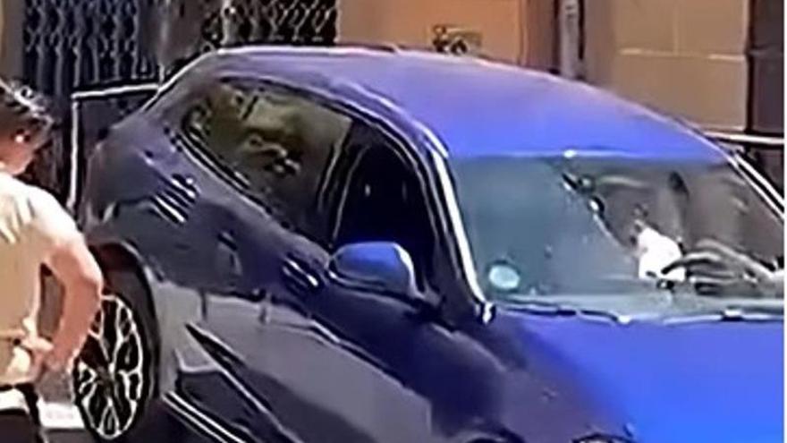 Insólito suceso en Cáceres: un coche queda atrapado en las e