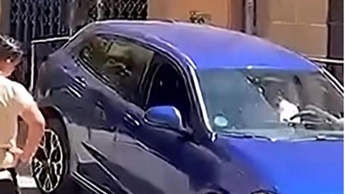 Coche atascado en San Juan.