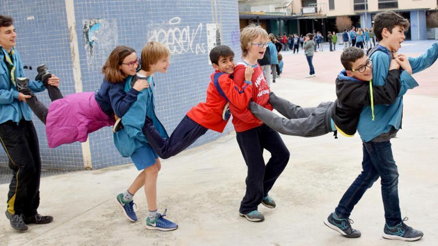 Infants a la plaça Porxada en la jornada de Lleure al carrer del 2017.