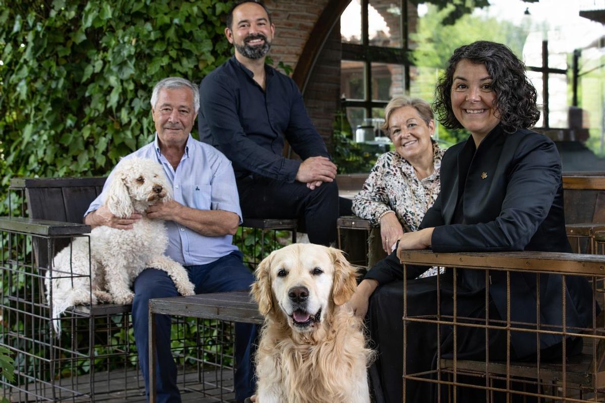 La familia Moreno al completo, alma de Molino de Alcuneza, mantiene vivo el proyecto que nació hace 30 años en torno a un antiguo molino harinero a las afueras de Sigüenza.