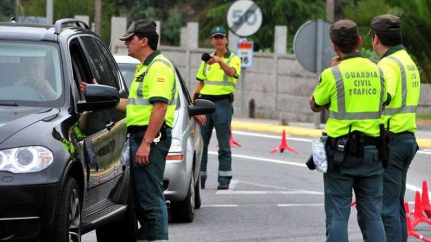 Agentes de la Guardia Civil de Tráfico durante un control de alcoholemia. / iñaki abella