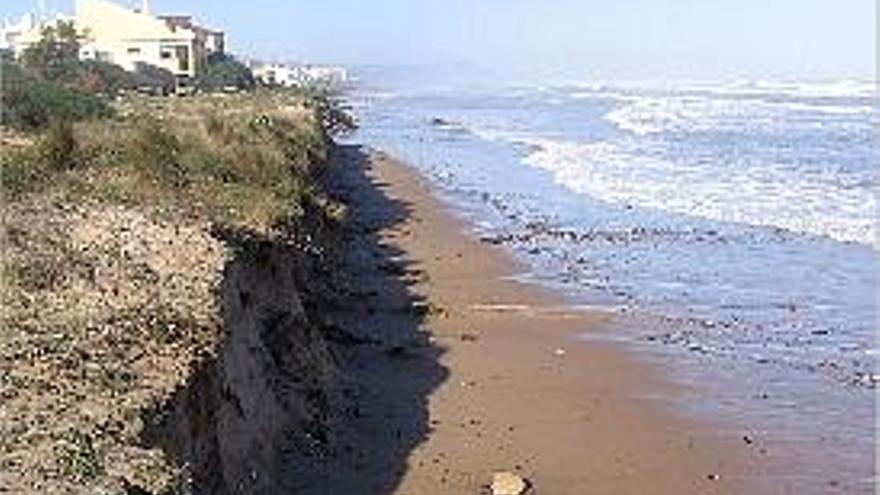 En la imagen de la izquierda, la playa tras los temporales de diciembre. levante