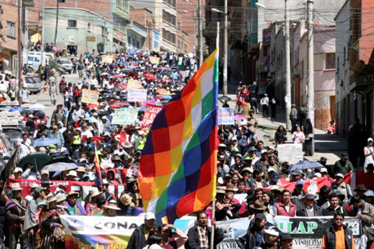 Milers de treballadors es reuneixen a La Paz, Bolívia, per protestar per la construcció d’un autovia que destruiria part del parc amazònic Tipinis.