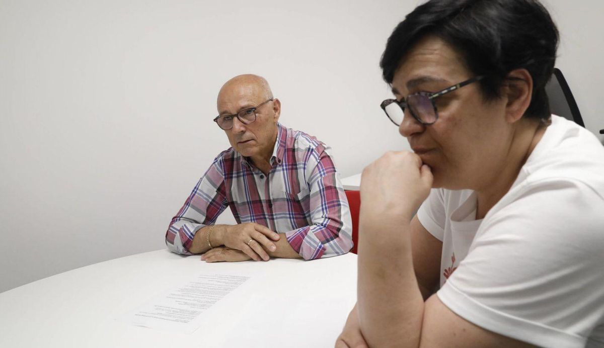 Félix Amorín y Pilar Díaz, en la sede de Cáritas en Avilés. | MARA VILLAMUZA