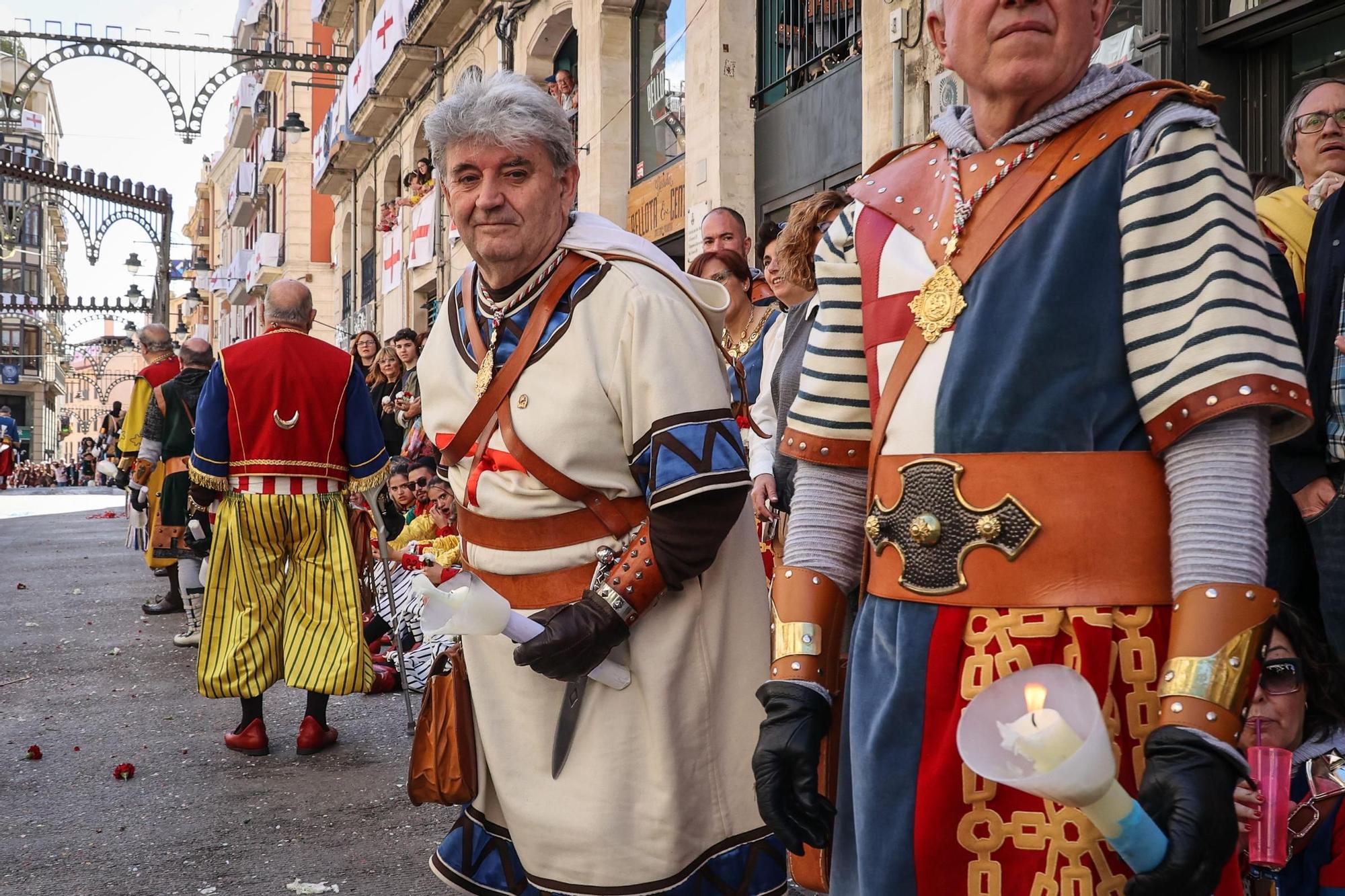 El Sant Jordiet entre claveles en la procesión de la Reliquia