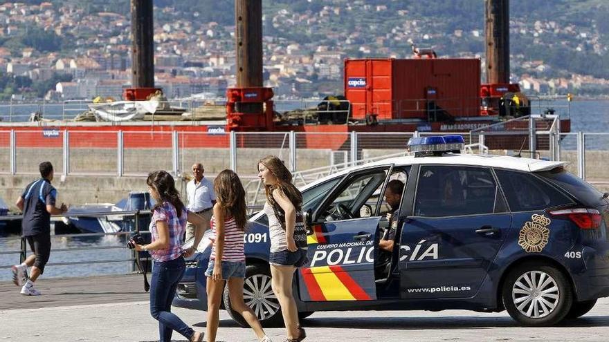 La Policía Nacional patrulla el entorno del Náutico, zona clave de reunión juvenil. // Marta G.Brea