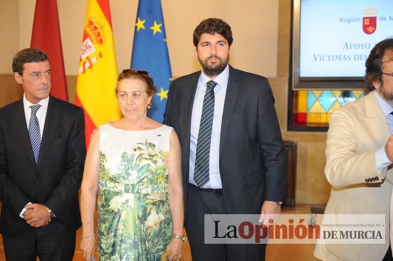 Murcia, primera comunidad en entregar tarjetas identificativas a las víctimas del terrorismo que dan descuentos y prestaciones