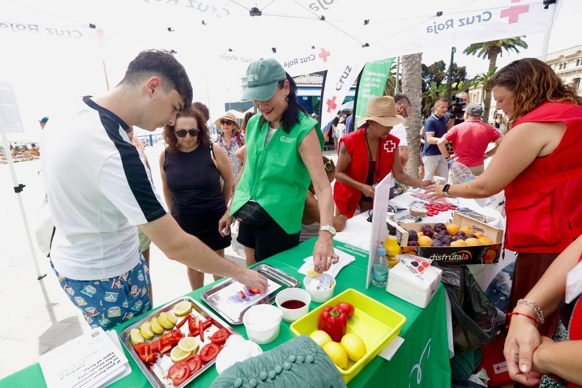 Campaña de Cruz Roja en el Postiguet para prevenir los golpes de calor