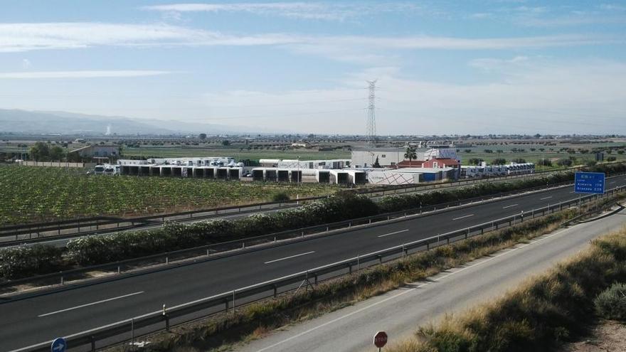 Vista exterior de las instalaciones y de la zona de parking de camiones de Agetrans