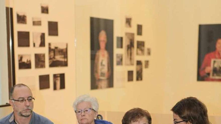 Por la izquierda, Rubén Vega, Nelly Fernández, Araceli Ruiz y Montserrat López, ayer, en el Antiguo Instituto.