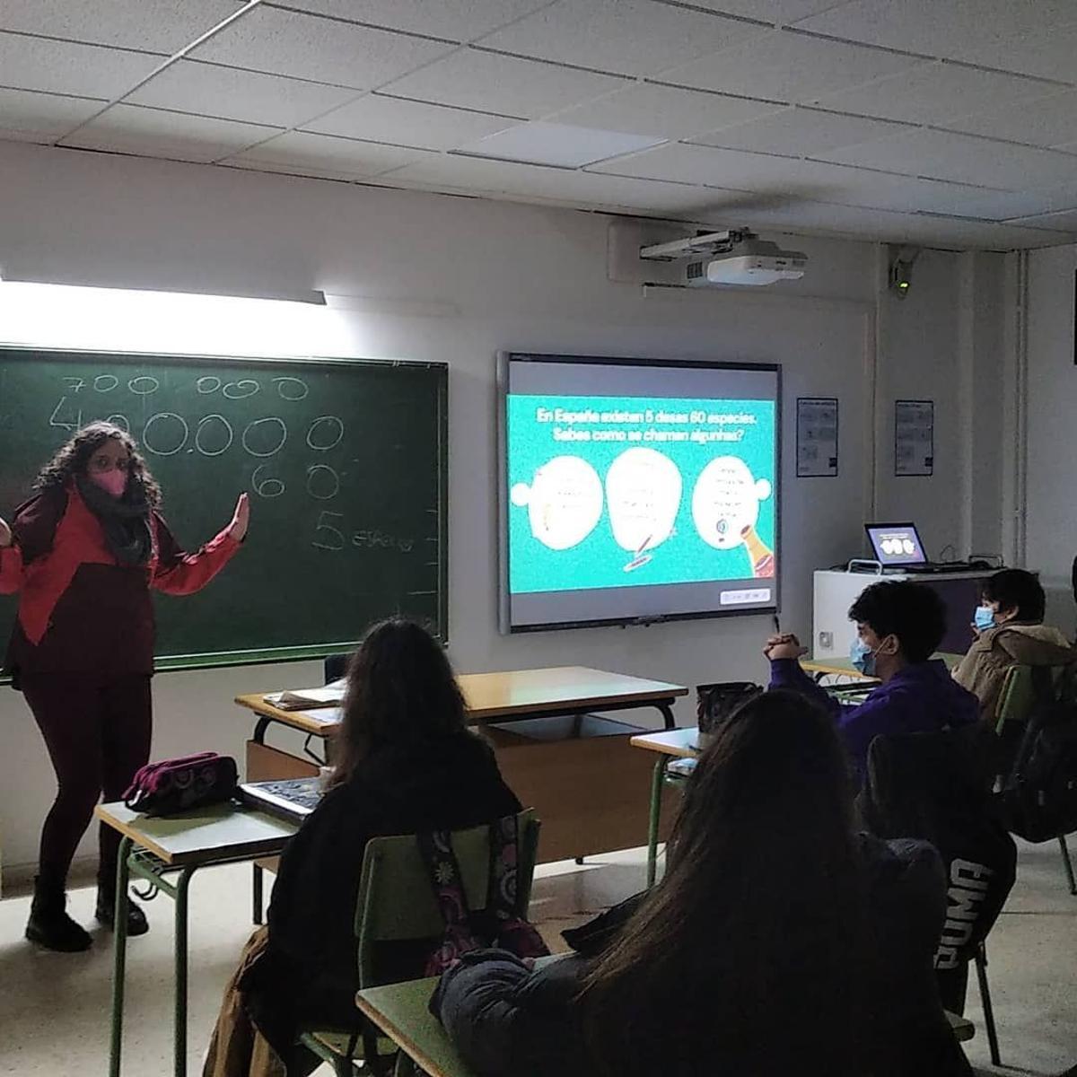Un momento de las clases sobre praderas marinas impartidas en las aulas del IES As Bizocas.