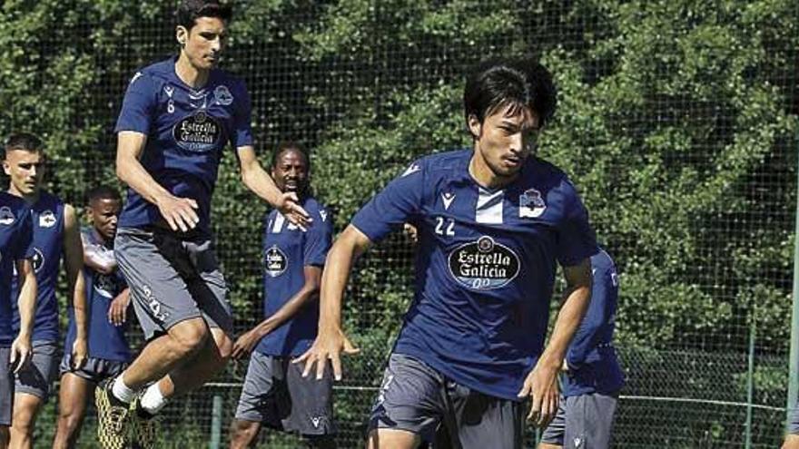 Gaku Shibasaki, que regresa al once, durante el entrenamiento de ayer en Abegondo.