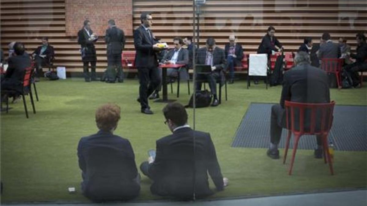 Congresistas descansan en una de las zonas de relax del Mobile World Congress.