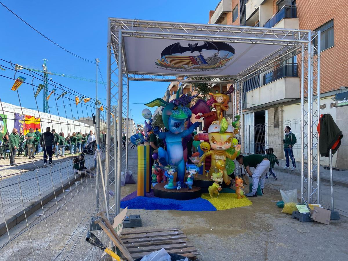La falla infantil de Jaume I de Paiporta, plantada este sábado.