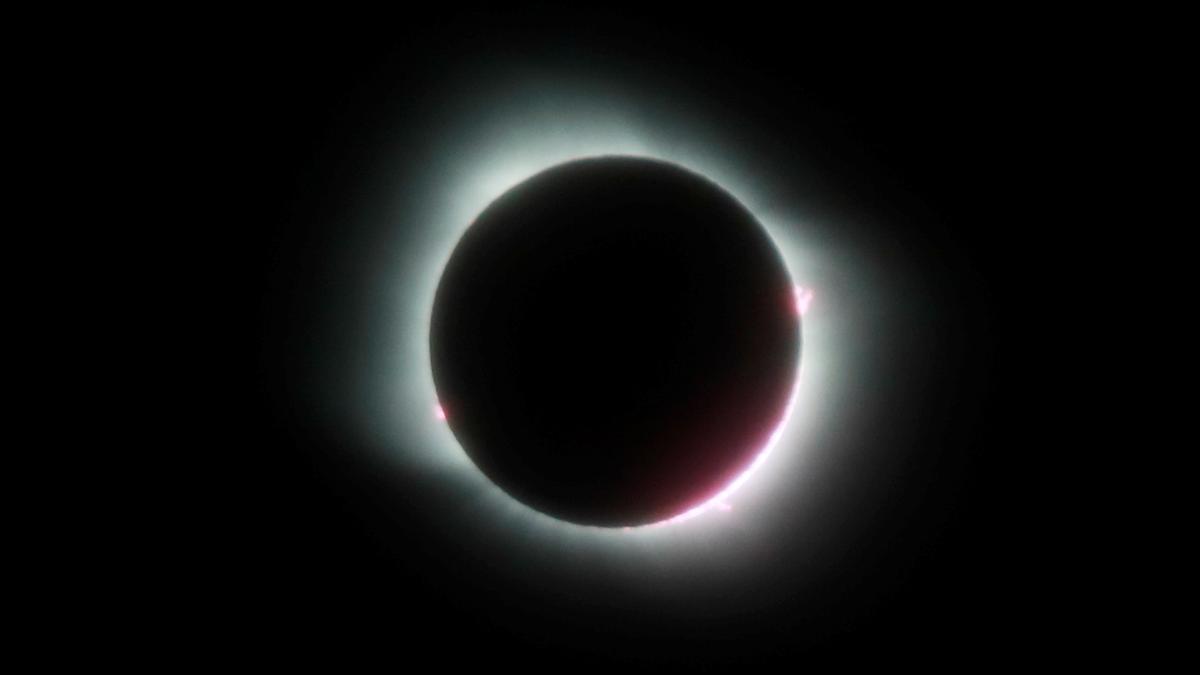 Un eclipse solar total oscurece Chile y Argentina