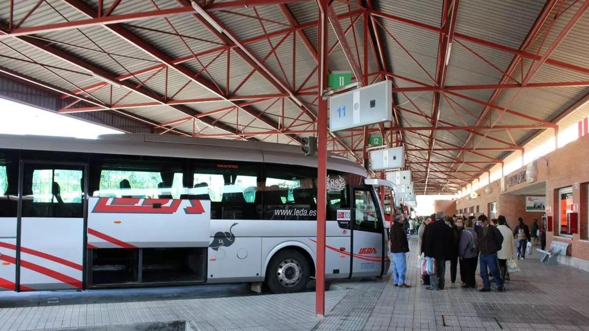 Vehículo de LEDA en los andenes de la estación de autobuses de Badajoz.