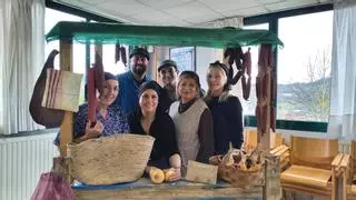 Antroxu con mensaje en el Centro de día de Grado: "Es un homenaje a toda una vida dedicada a la agricultura y a la ganadería"