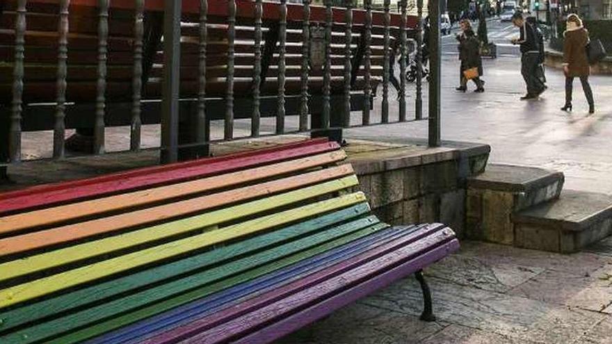 Uno de los bancos pintados con los colores de la bandera arcoíris en la plaza ovetense de la Escandalera.