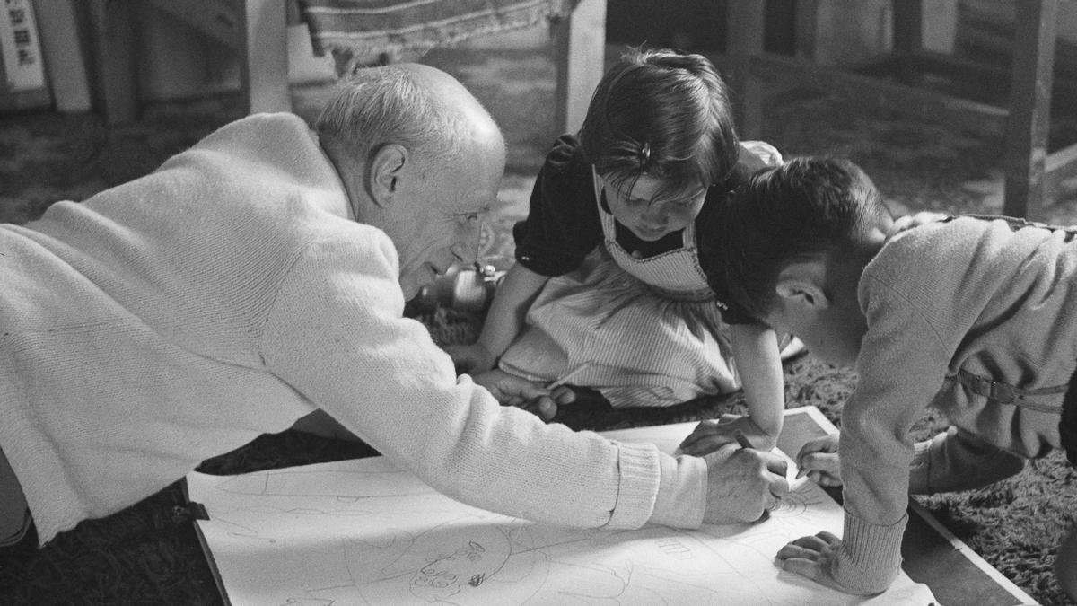 Picasso, pintando con sus hijos