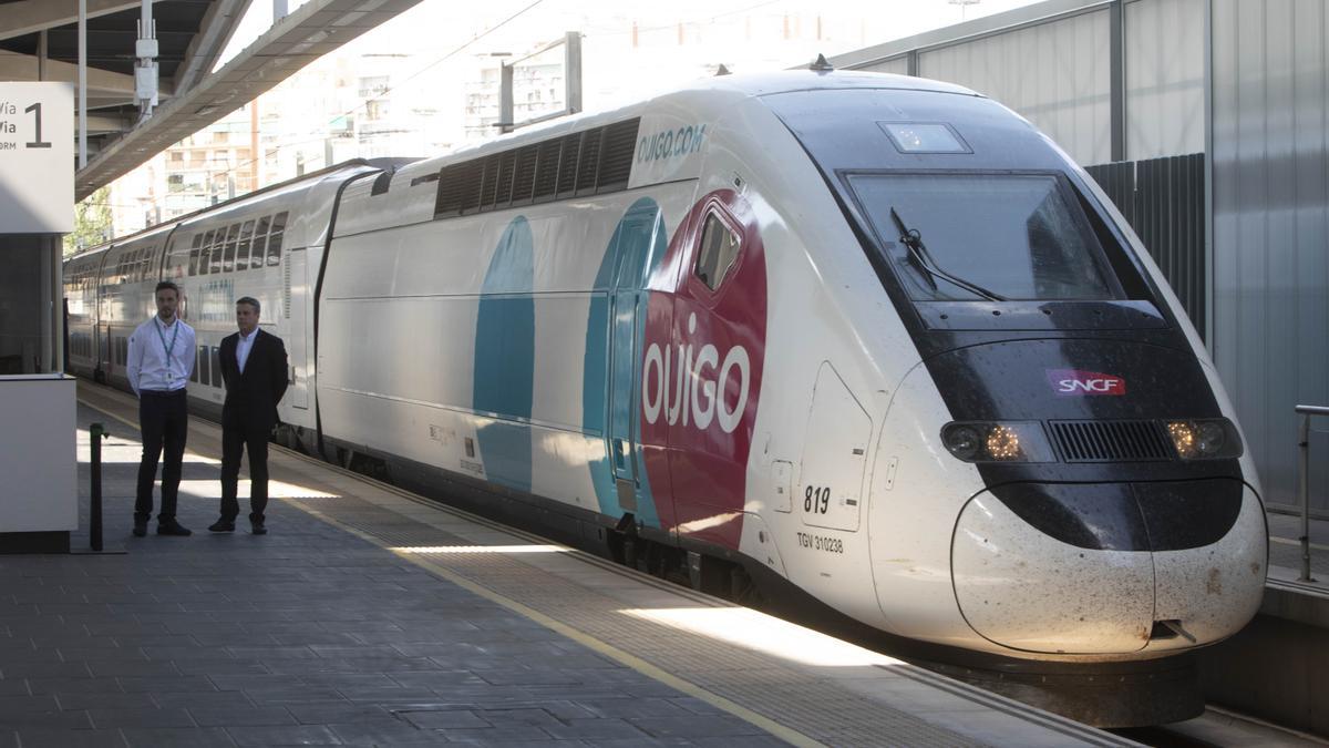 Presentación del tren de alta velocidad y de bajo coste Ouigo, en la estación Joaquín Sorolla.