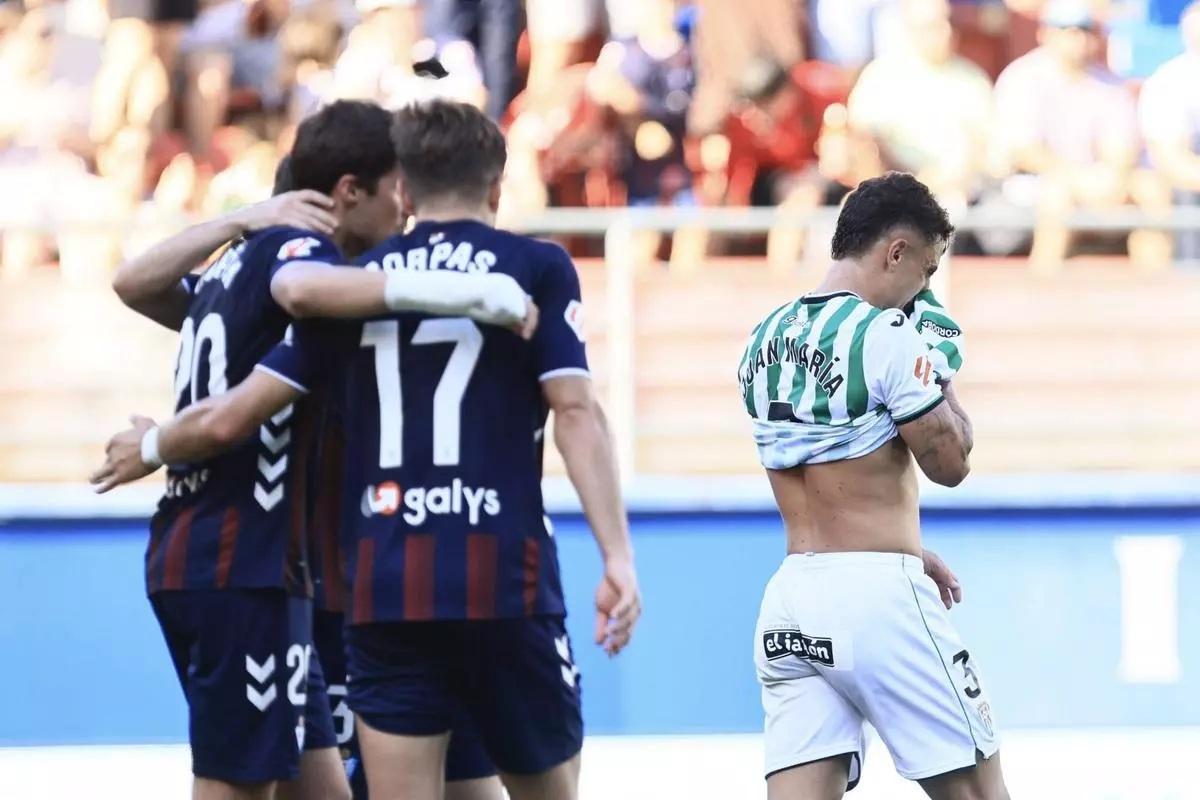 Juan María, a la derecha, tras encajar el Córdoba CF un gol.
