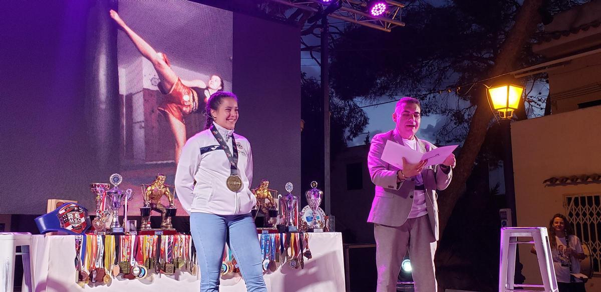 Cala d'Or homenajea a la campeona del mundo júnior de kickboxing Analía Domínguez