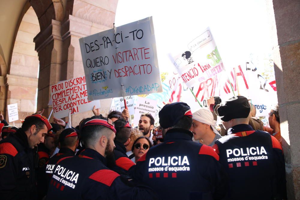 Mossos i Bombers protesten al Parlament.