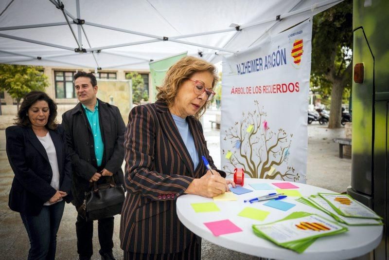 Ventura visita el autobús de la campaña La nueva Cara del Alzheimer