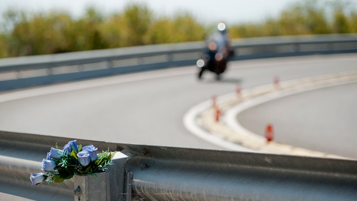 Recuerdo en memoria de un motorista accidentado, en la carretera de la Arrabassada.