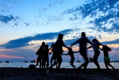 Jordi Serapio ‘Jocs de platja a Formentera’. Es Cavall d’en Borràs, Formentera. No es la más artística ni la más complicada de las que ha hecho pero le gusta por «el ambiente relajado, familiar y festivo», ya difícil de encontrar en algunas playas.