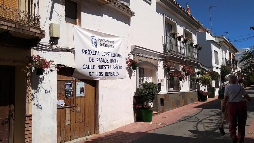 Imagen de la casa que se va a derribar para hacer un nuevo pasaje entre las calles Portada y Nuestra Señora de los Remedios de Estepona.