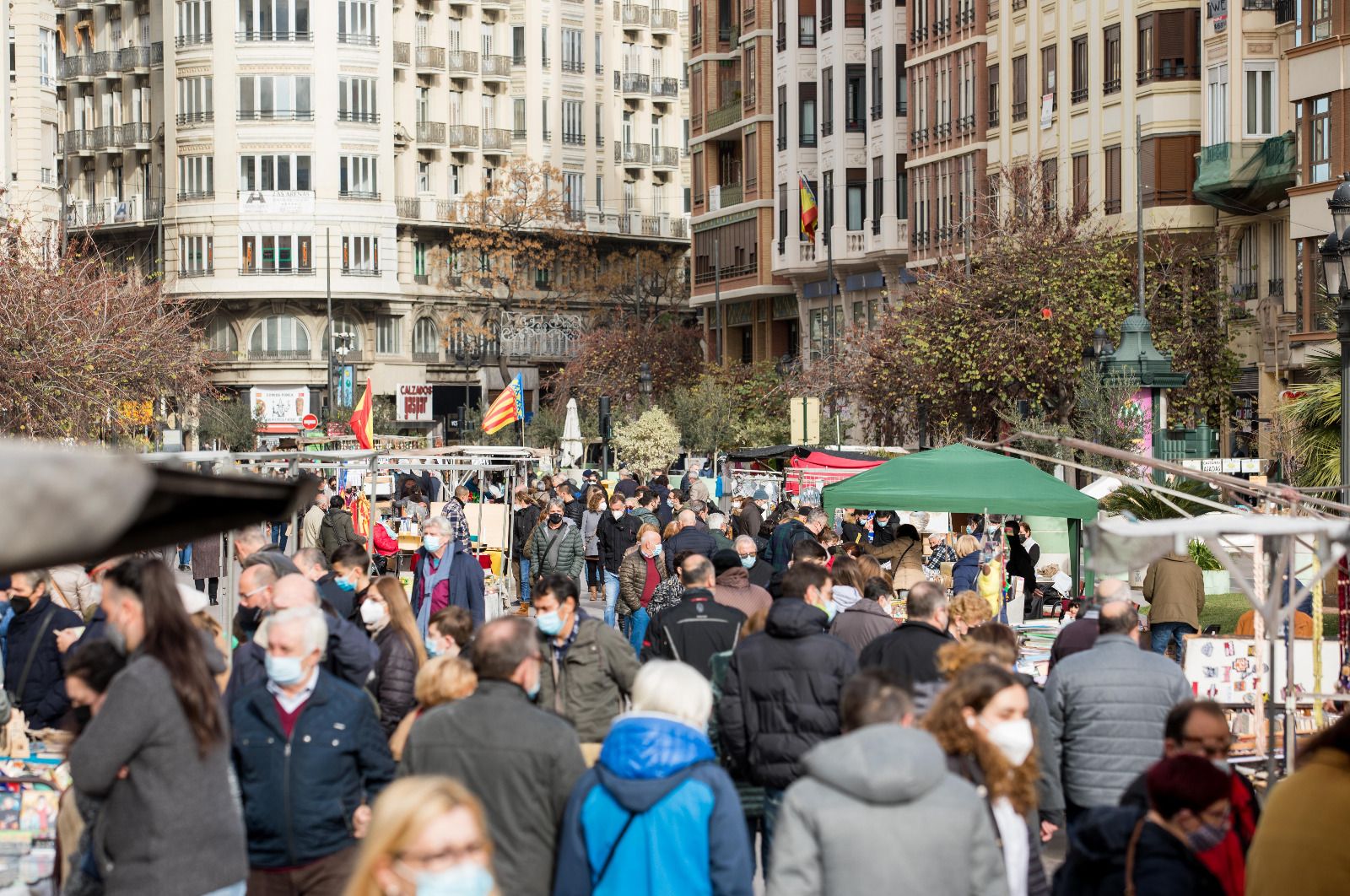 La Feria de Artesanía llena la Plaça de l'Ajuntament de València este domingo