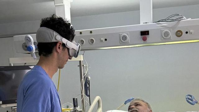 Profesional de la UCI de la Arrixaca junto al paciente durante la grabación de los escenarios para realidad virtual.
