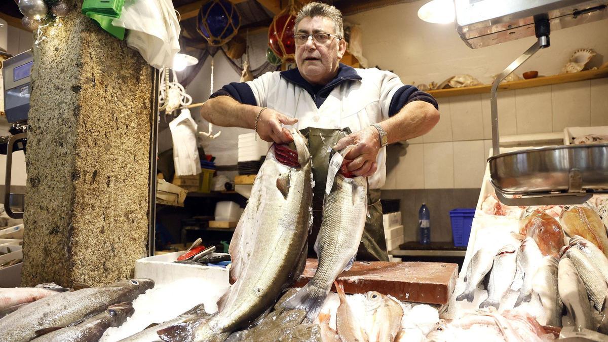 De Santiago a las mesas de Navidad de media España: se disparan los envíos en la Praza de Abastos