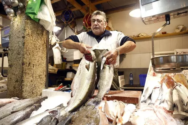 De Santiago a las mesas de Navidad de media España: se disparan los envíos en la Praza de Abastos