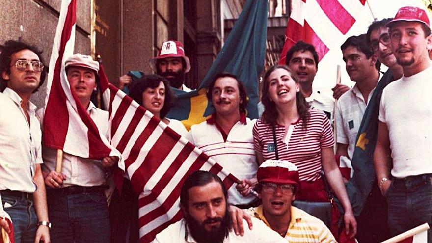 Seguidores sportinguistas junto al Centro Asturiano de Madrid.