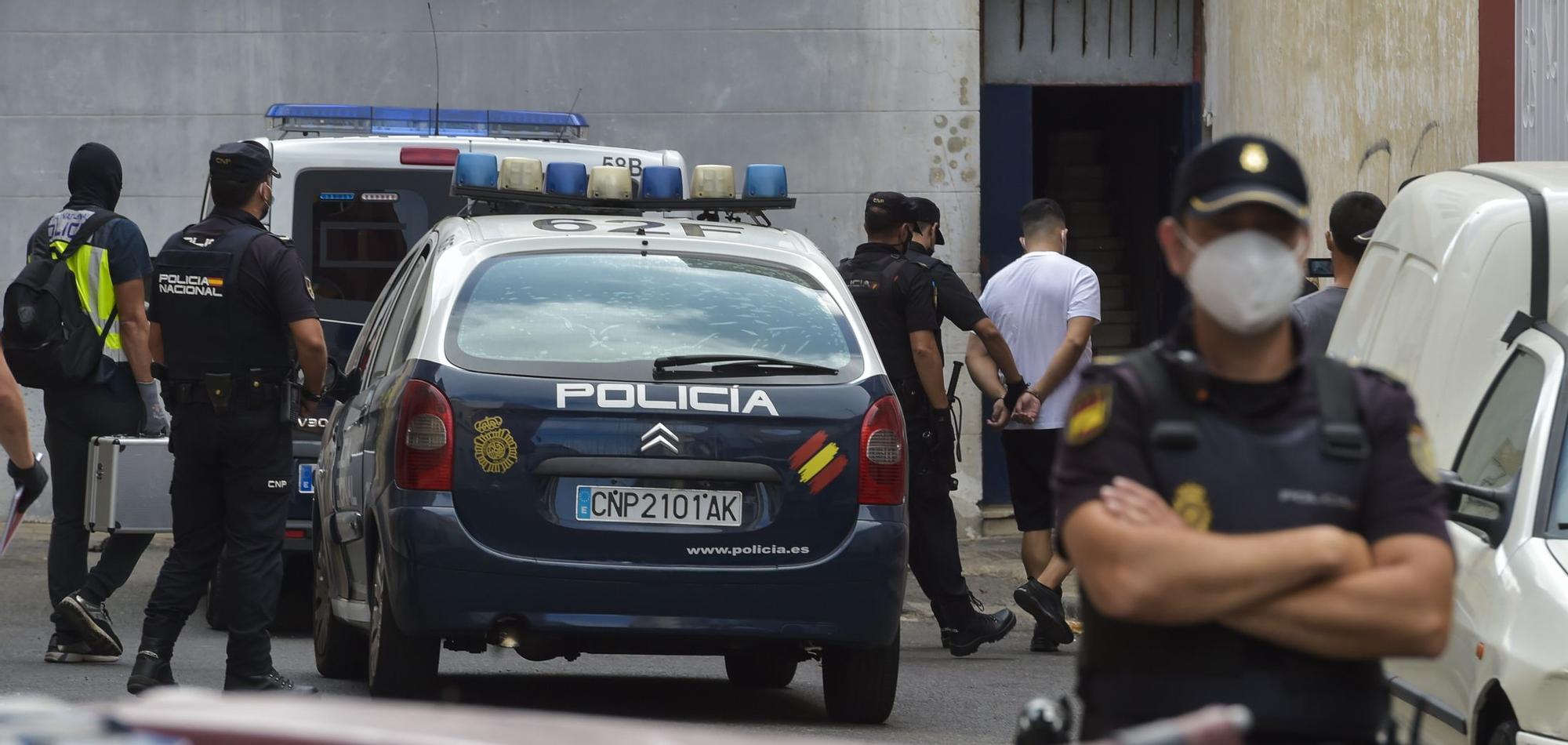 Intervenciones policiales en las calles Andamana y Sanzofé en La Isleta para erradicar puntos de venta de droga (26/08/2021)