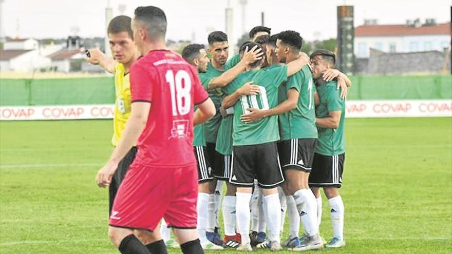 El Pozoblanco resiste un tiempo ante el Córdoba CF antes de ser goleado (1-5)