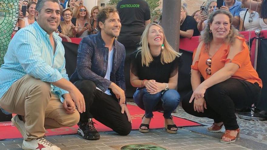 David Bisbal junto a María Guardiola, descubre su vinilo en Mérida. | EUROPA PRESS