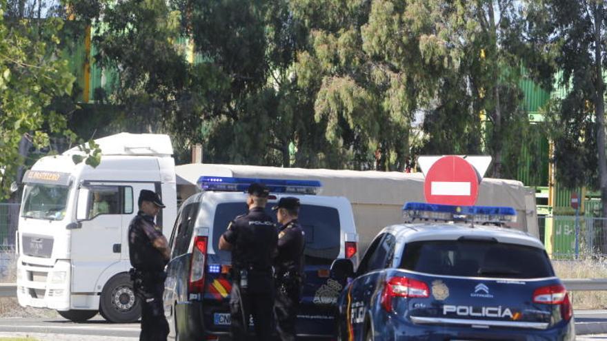 Un discreto dispositivo policial vigila la entrada del Puerto de Alicante