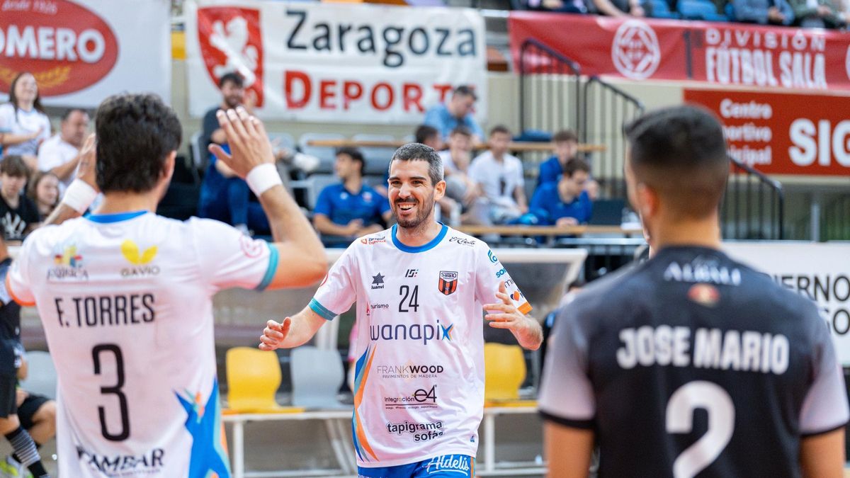 Adri Ortego celebra un gol con el Wanapix.