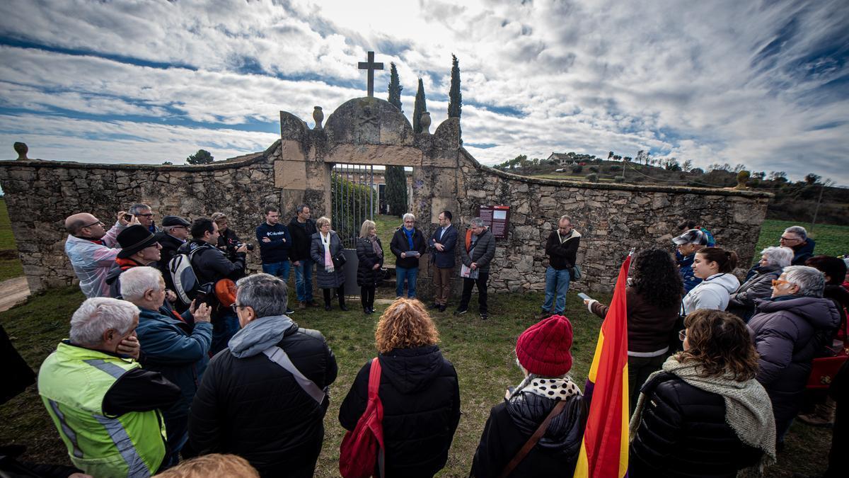 L’acte en record dels maquis assassinats que es va fer diumenge a la porta del cementiri de Sant Mateu